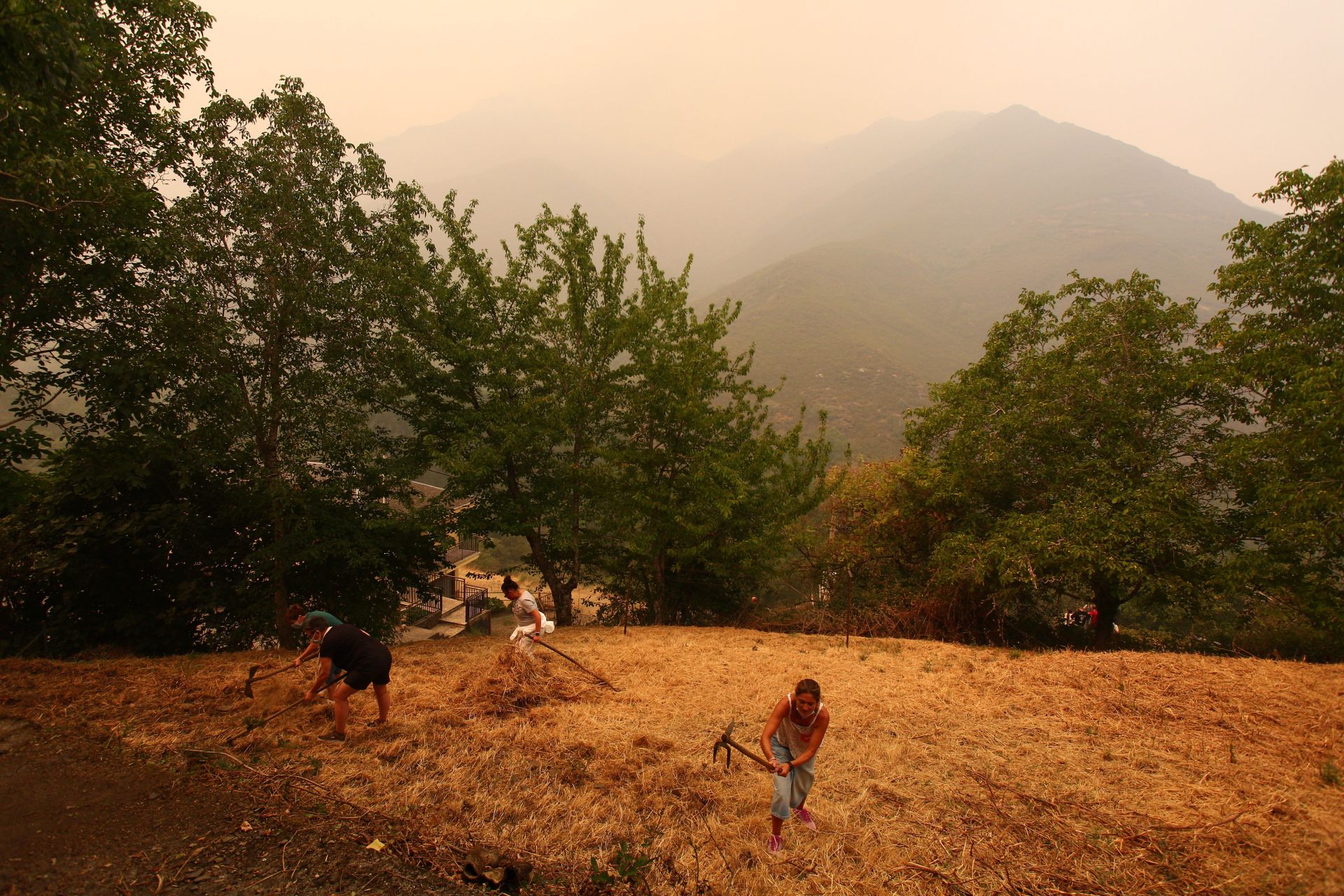 Las imágenes del desalojo de los vecinos de Lusio, por el incendio