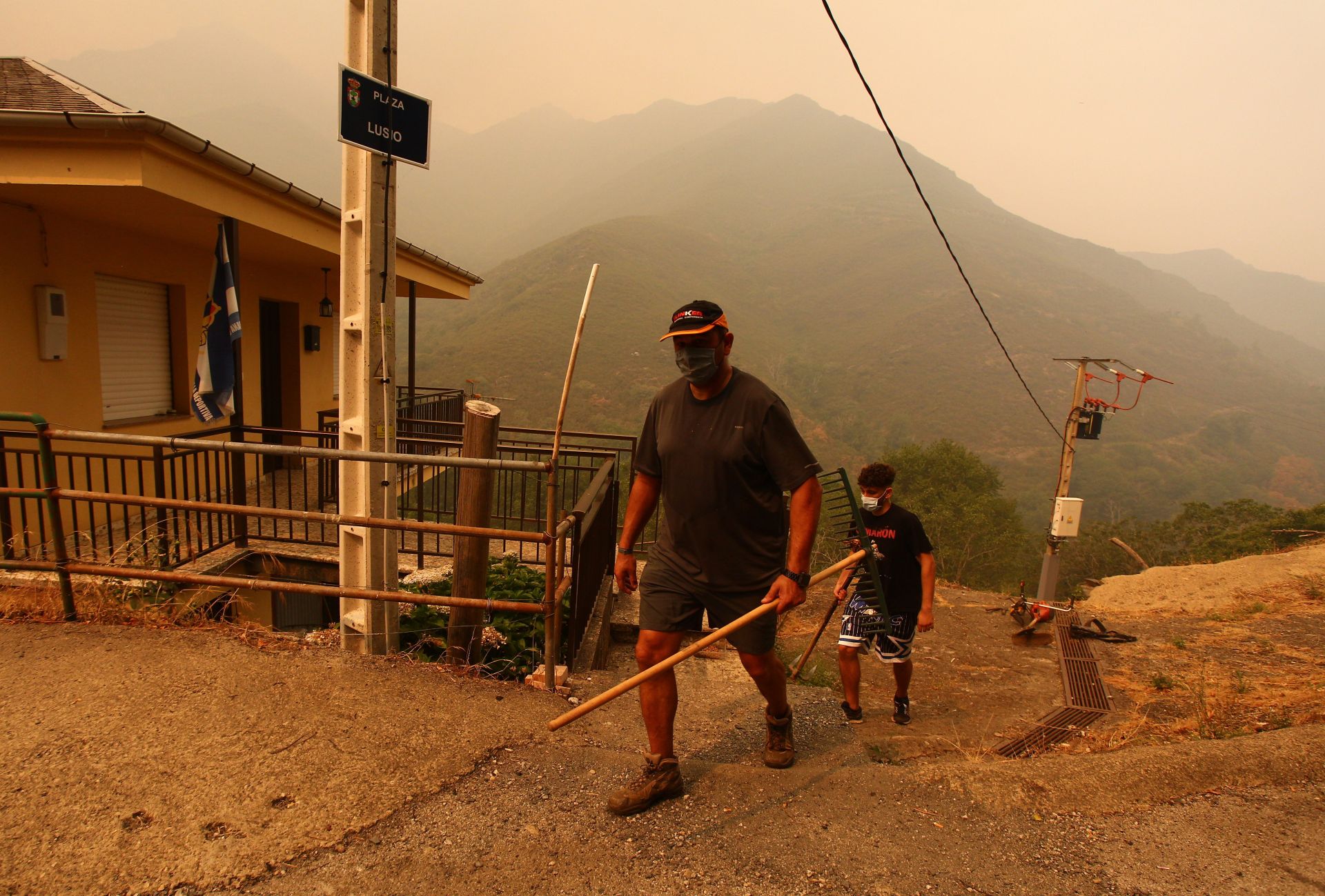 Las imágenes del desalojo de los vecinos de Lusio, por el incendio
