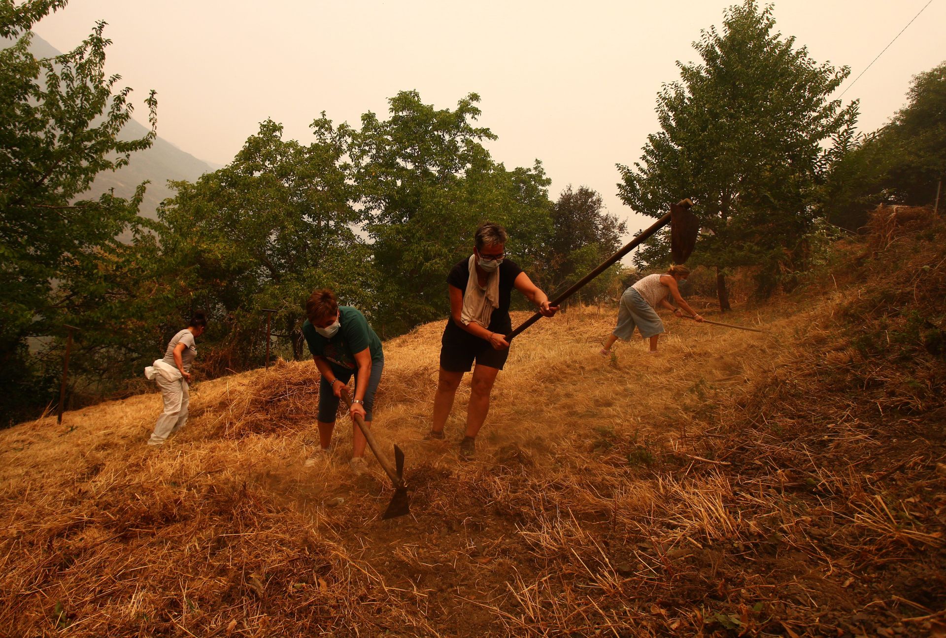 Las imágenes del desalojo de los vecinos de Lusio, por el incendio