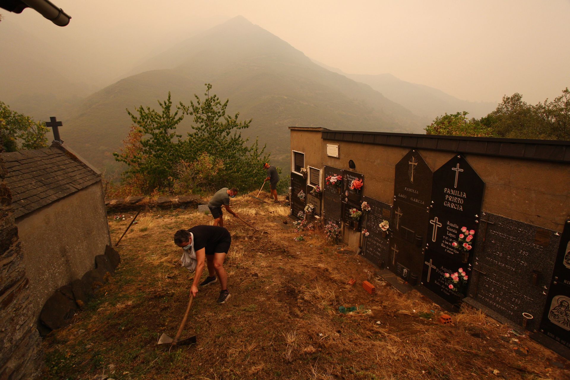 Las imágenes del desalojo de los vecinos de Lusio, por el incendio