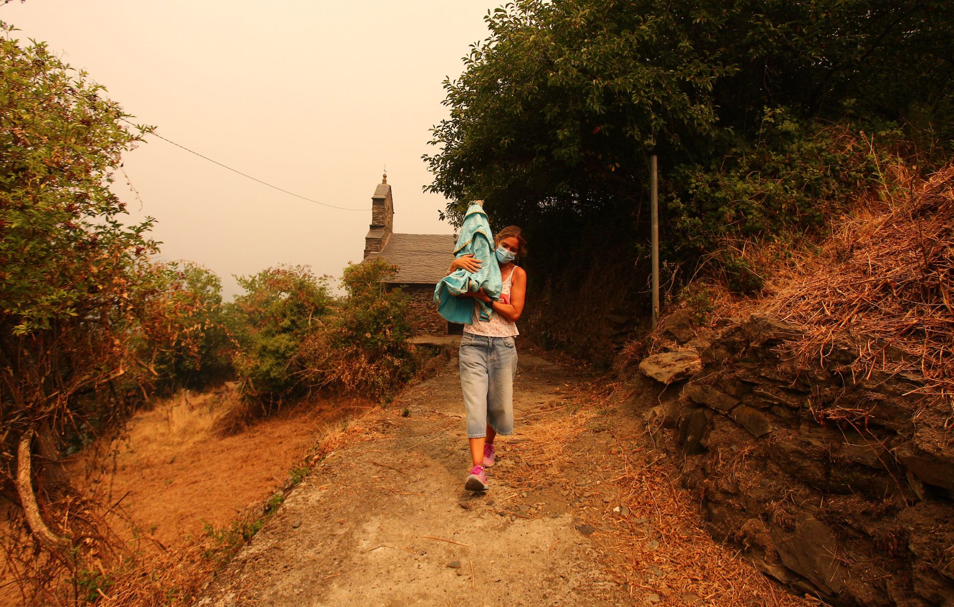 Las imágenes del desalojo de los vecinos de Lusio, por el incendio