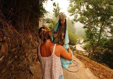 Se llevan a la Virgen de Lusio en el desalojo del pueblo ante la amenaza del fuego