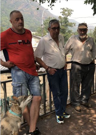 Jorge Do Santos (I) junto a su padre (D) y otro vecino del pueblo.