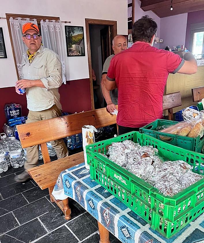 Imagen secundaria 2 - El incendio que ha entrado al valle de Fornela mantiene en jaque a los vecinos.