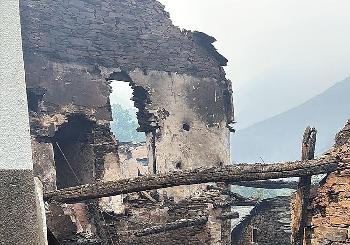 Casas quemadas por el incendio en el pueblo de Lusio.