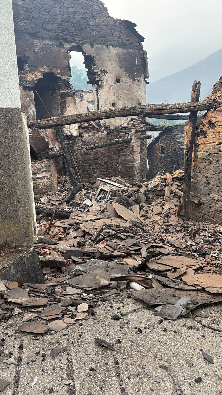 Casas quemadas por el incendio en el pueblo de Lusio.