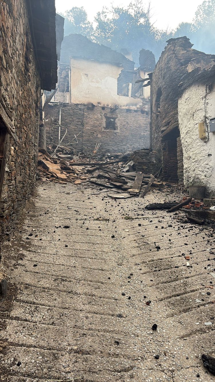 Casas quemadas por el incendio en el pueblo de Lusio.