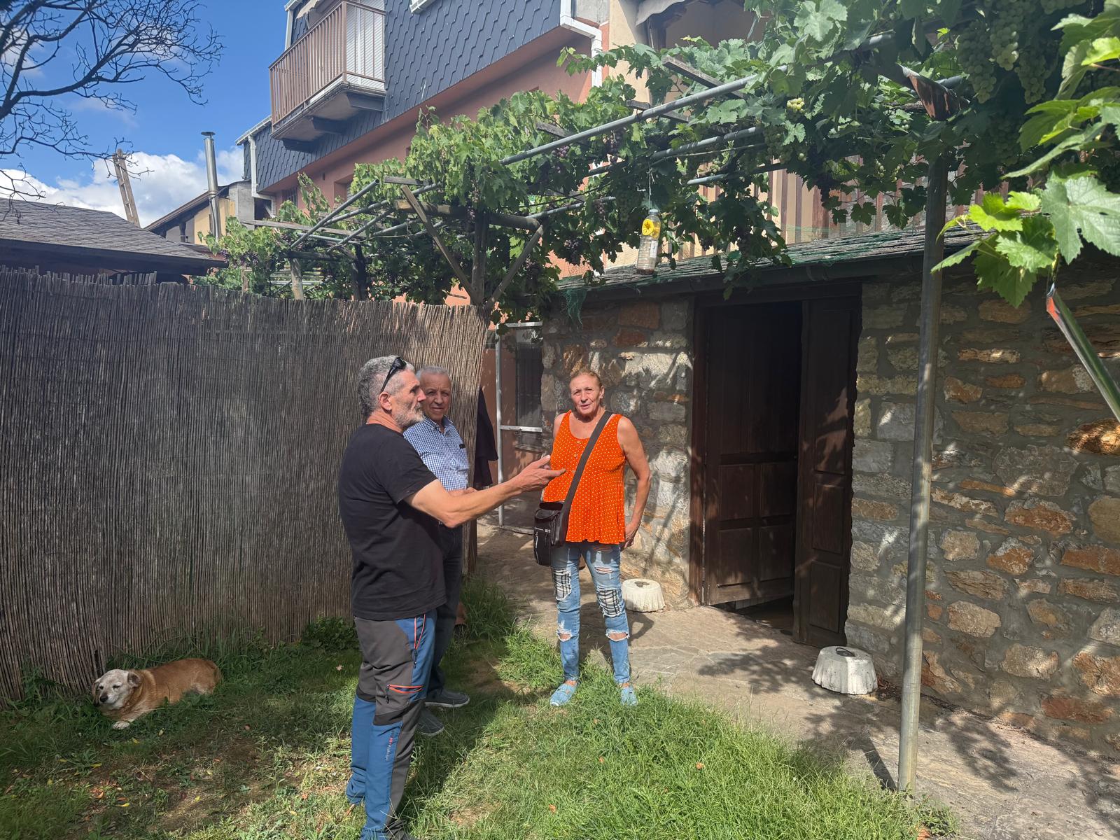 Javi Vega (izquierda), Manuel Morán (centro) y Margarita Gómez (izquierda), en el jardín del que será el nuevo restaurante de Javi y Marga.