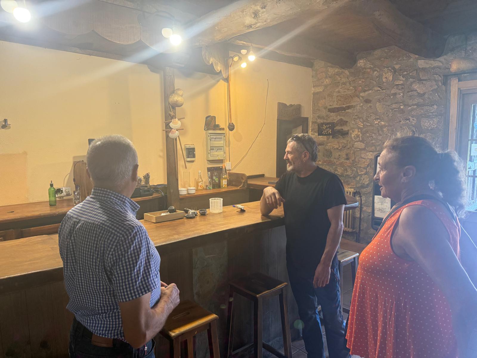 Manuel Morán (izquierda), Javi Vega (centro) y Margarita Gómez (derecha), en el interior del restaurante.