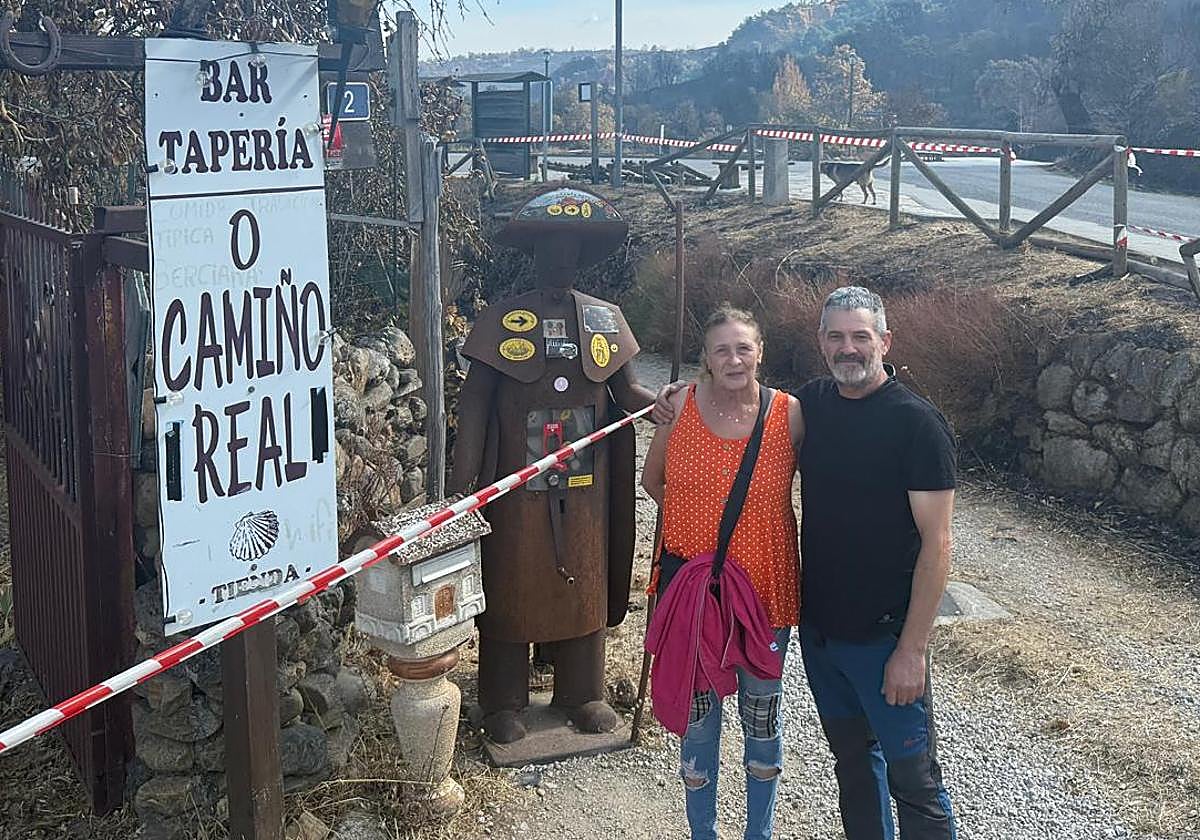 Javi y Marga junto al cartel del restaurante, curiosamente intacto tras el incendio de Yeres que destruyó por completo 'O Camiño Real'.