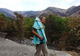 La Santa de Lusio vuelve a la iglesia tras el incendio que ha arrasado el pueblo.