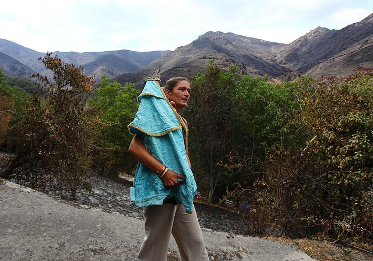 La Santa de Lusio vuelve a la iglesia tras el incendio que ha arrasado el pueblo.