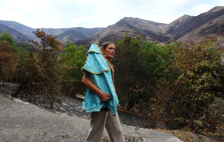 La Santa de Lusio vuelve a la iglesia tras el incendio que ha arrasado el pueblo.