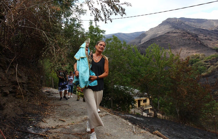 La Santa de Lusio vuelve a la iglesia tras el incendio que ha arrasado el pueblo.