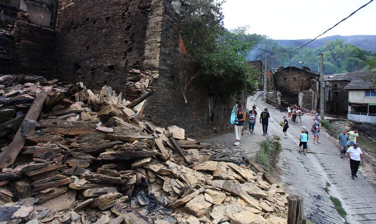 La Santa de Lusio vuelve a la iglesia tras el incendio que ha arrasado el pueblo.