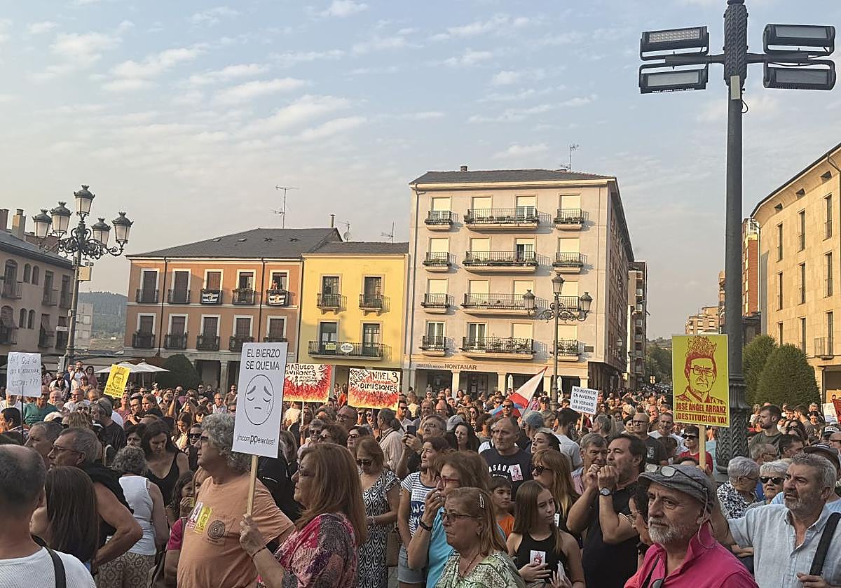 Imagenes de la Plaza de Ayuntamiento durante la concentración.