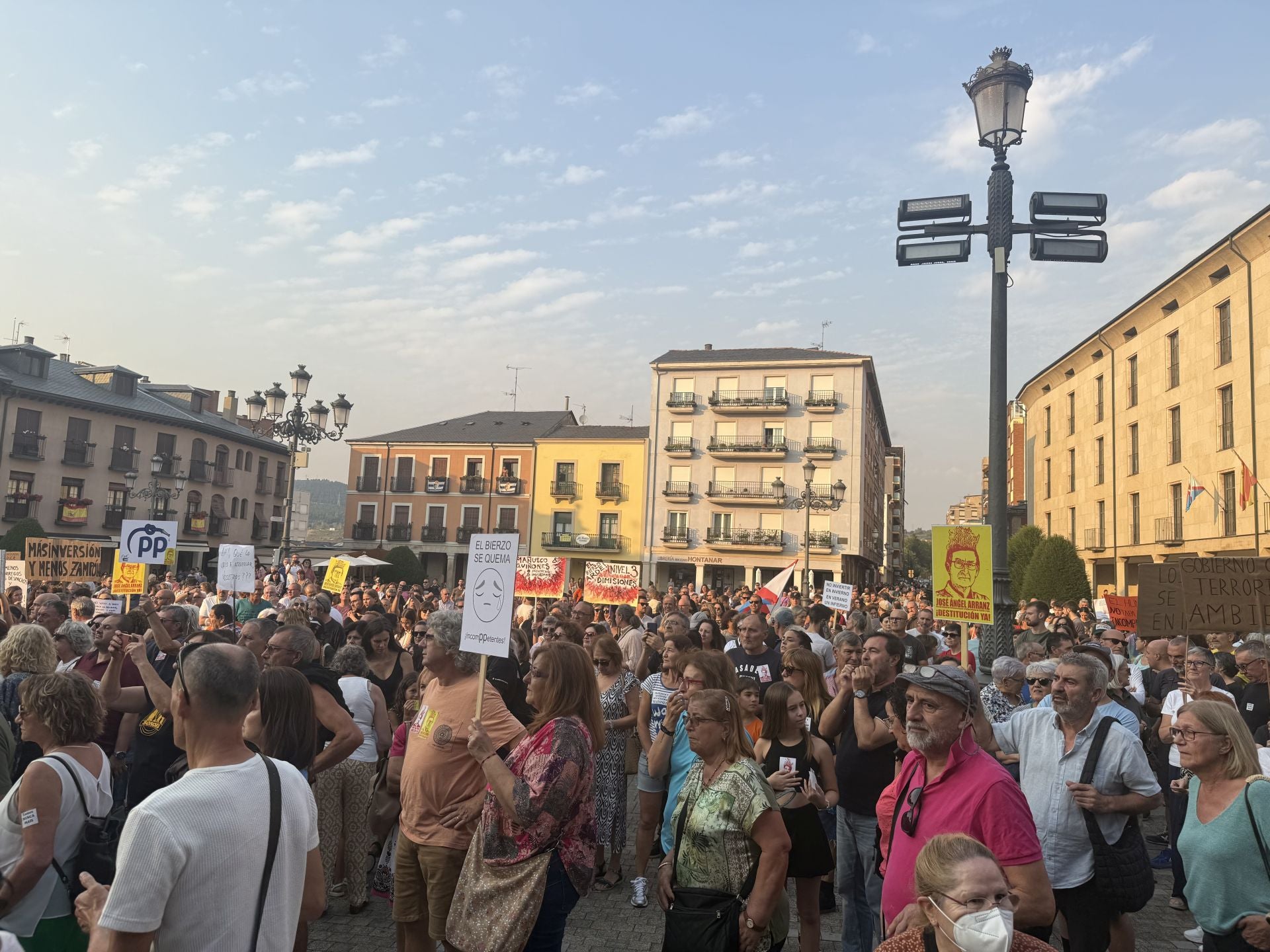Imágenes de la Plaza del Ayuntamiento de Ponferrada durante la manifestación por la situación que sufre la comarca por los incendios.