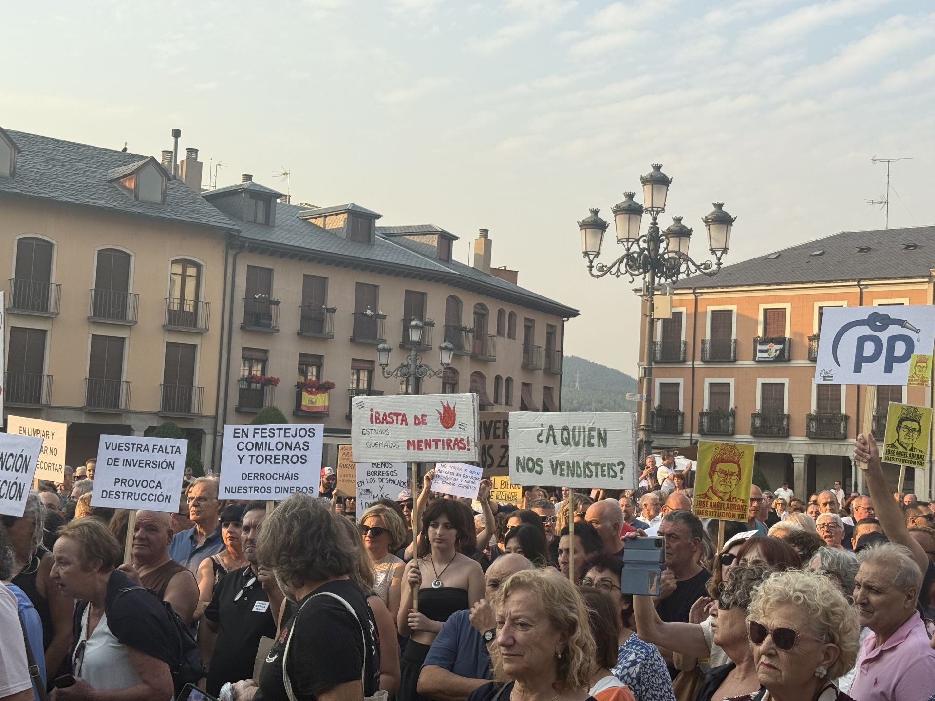 Imágenes de la Plaza del Ayuntamiento de Ponferrada durante la manifestación por la situación que sufre la comarca por los incendios.