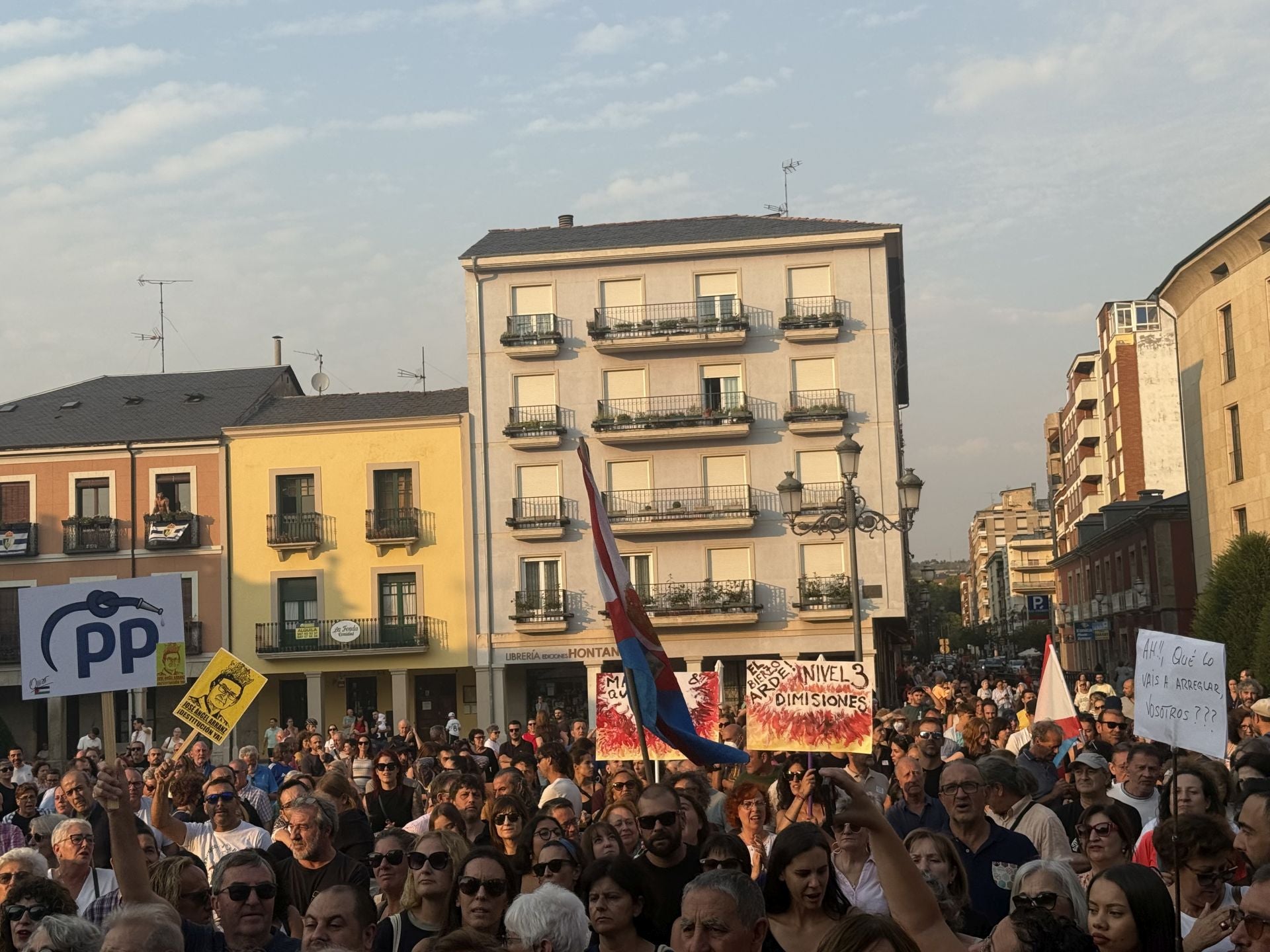 Imágenes de la Plaza del Ayuntamiento de Ponferrada durante la manifestación por la situación que sufre la comarca por los incendios.