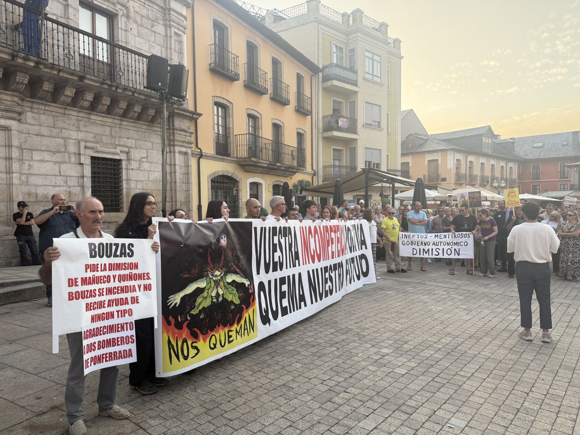 Imágenes de la Plaza del Ayuntamiento de Ponferrada durante la manifestación por la situación que sufre la comarca por los incendios.