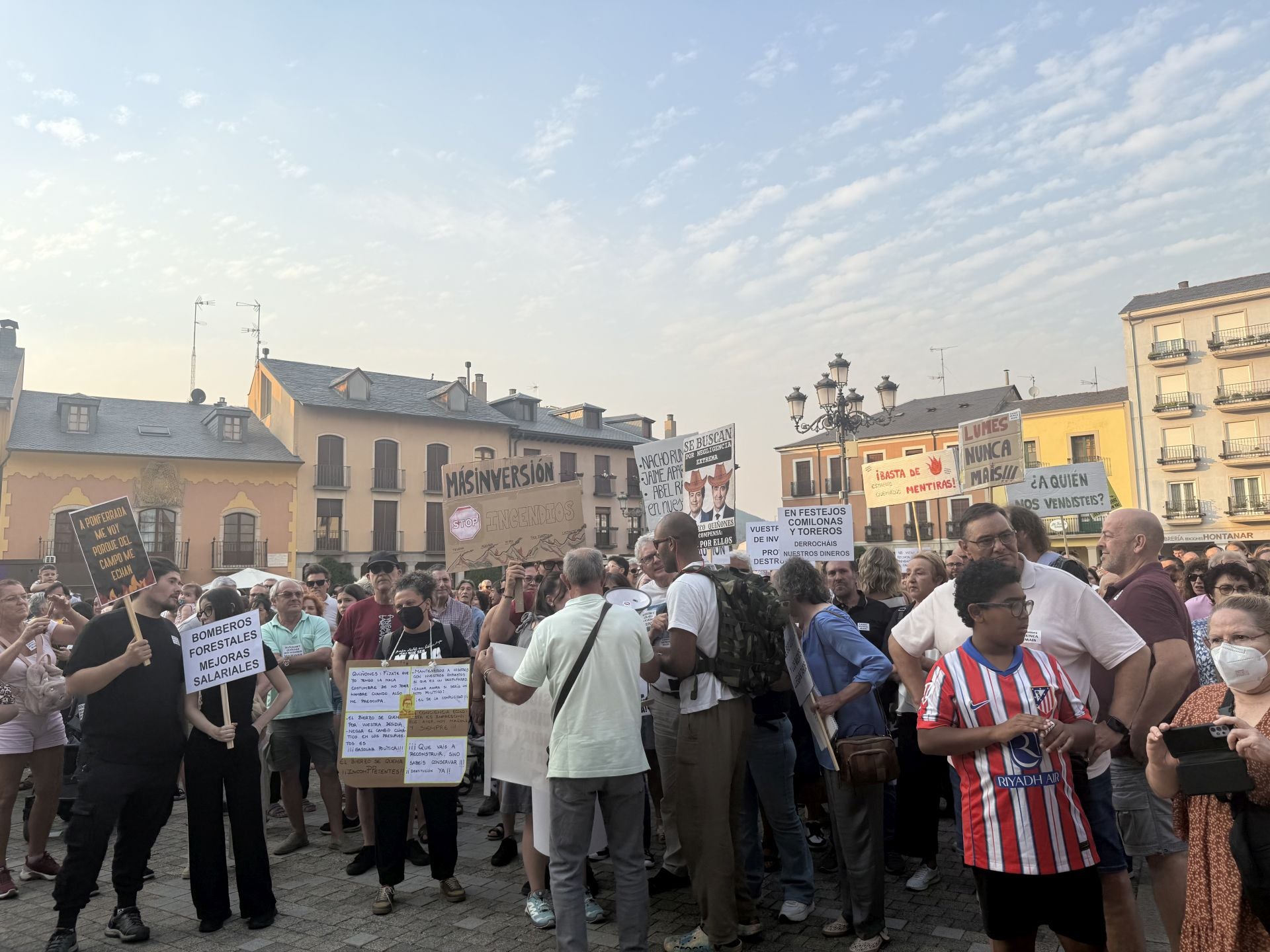 Imágenes de la Plaza del Ayuntamiento de Ponferrada durante la manifestación por la situación que sufre la comarca por los incendios.