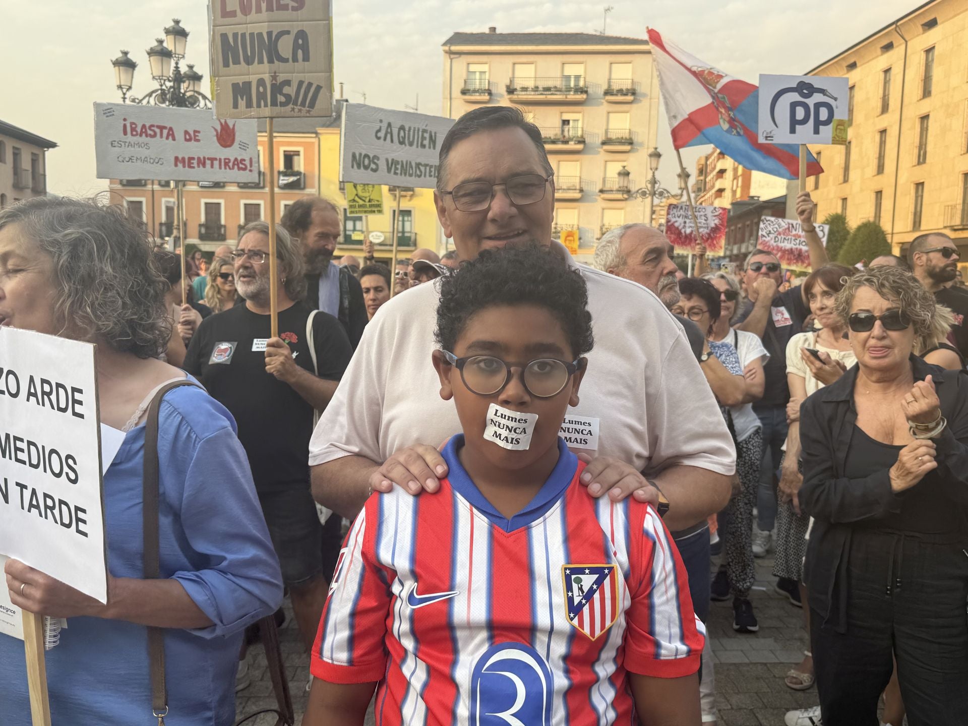 Imágenes de la Plaza del Ayuntamiento de Ponferrada durante la manifestación por la situación que sufre la comarca por los incendios.