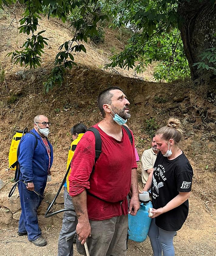 Imagen secundaria 2 - Vecinos de Médulas realizando labores de vigilancia para controlar la zona y que no reavivara el fuego.