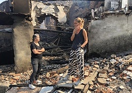 Beni y Susana frente a la casa de sus abuelos que quedó totalmente devastada por el incendio de Lusio.