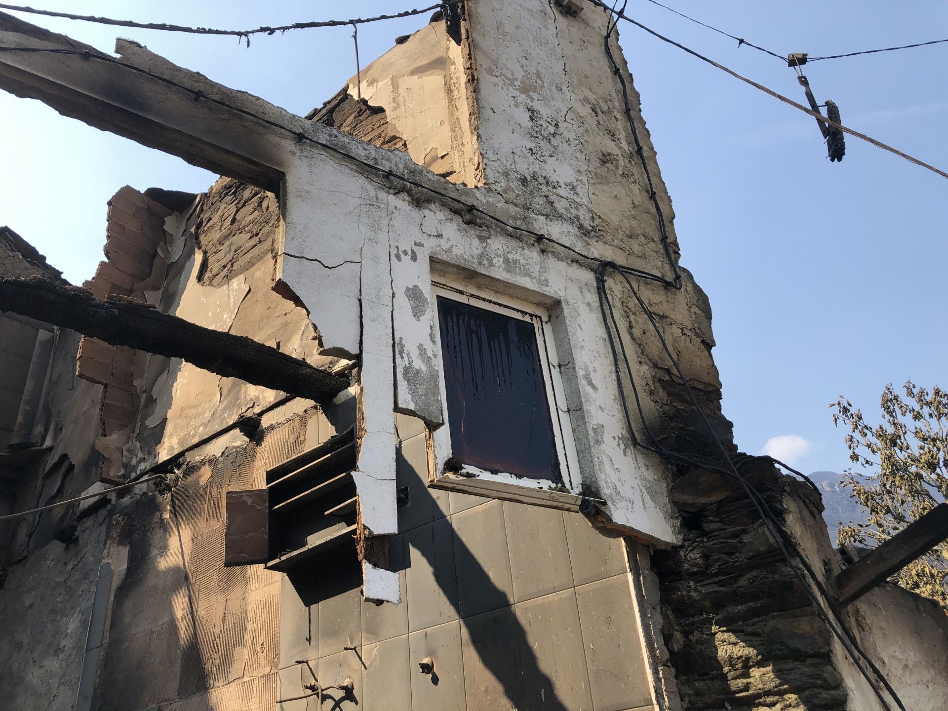 El pueblo de Lusio (Oencia) completamente devastado por el incendio.