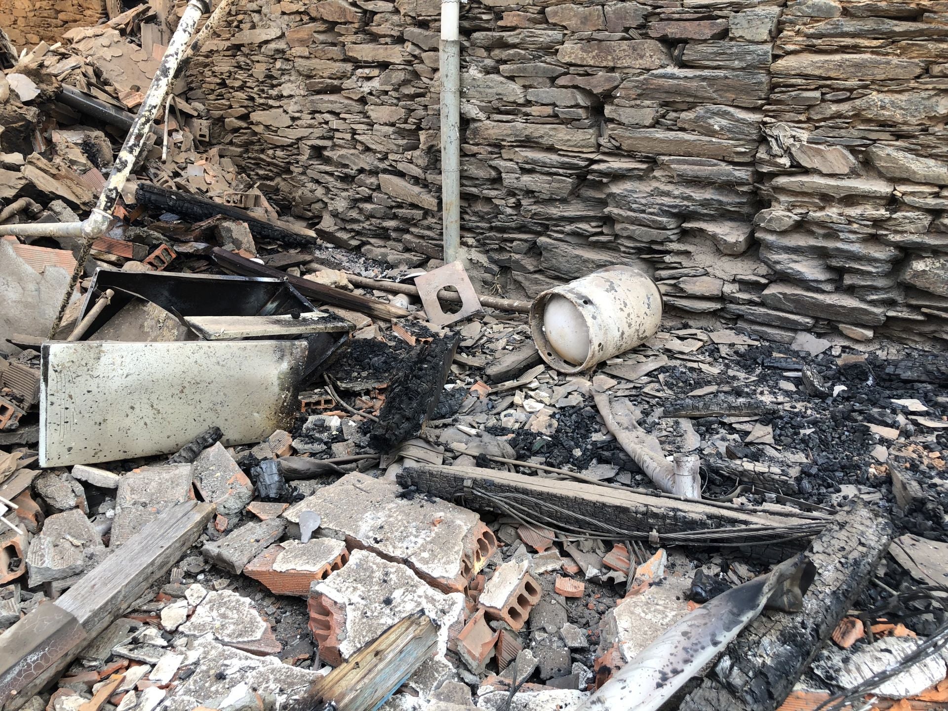 El pueblo de Lusio (Oencia) completamente devastado por el incendio.