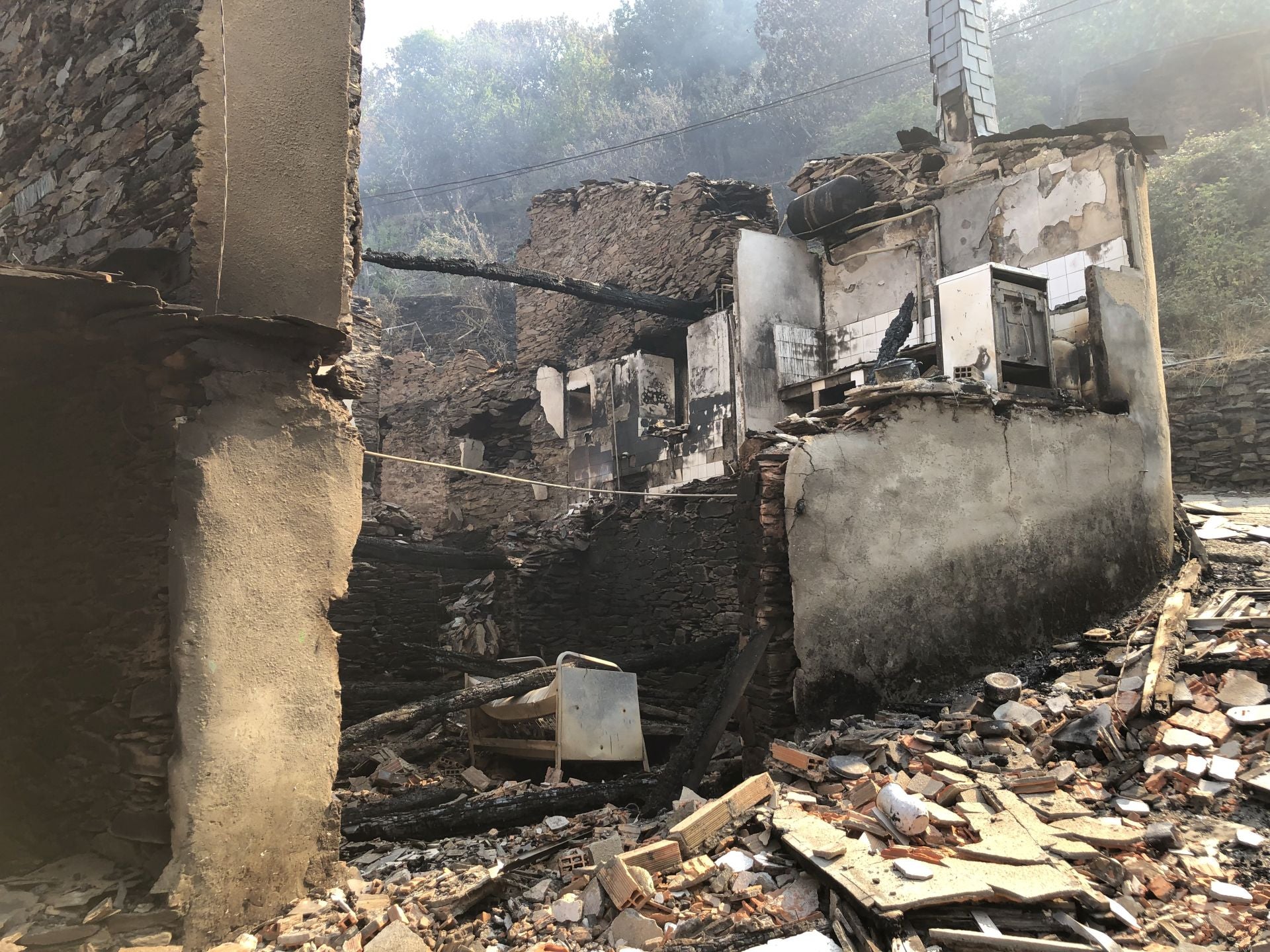 El pueblo de Lusio (Oencia) completamente devastado por el incendio.