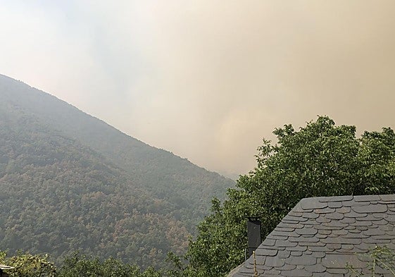 Imagen del intenso humo procedente del fuego de Yeres visto desde el pueblo de Palacios de Compludo.