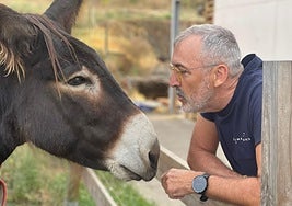 El burro Risto junto a Manuel Otero, propietario de la bodega Encima Wines de Molinaseca.