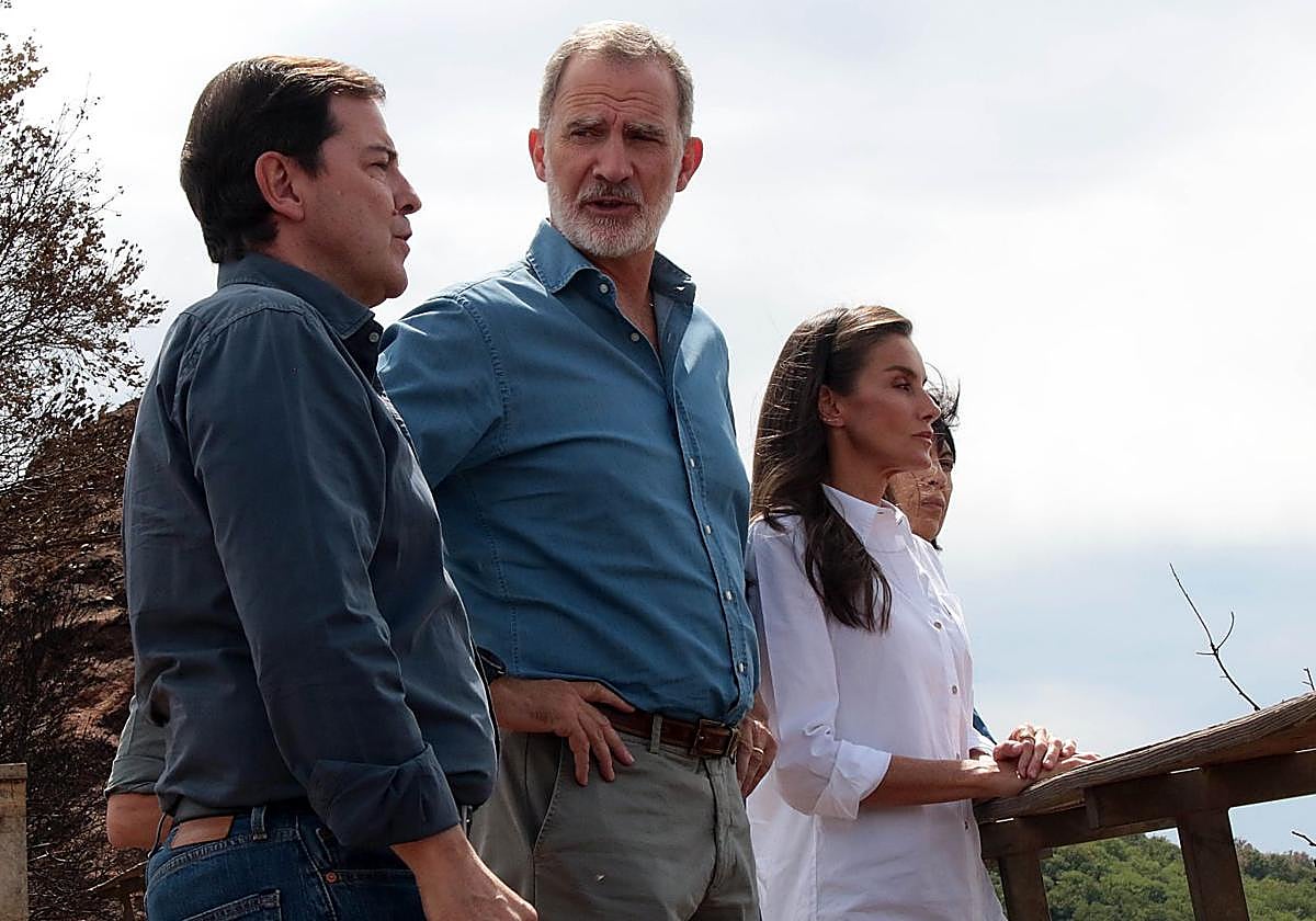 Los reyes, acompañados del presidente de la Junta, Alfonso Fernández Mañueco, en su visita a las Médulas.