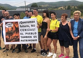 Algunos de los vecinos que han esperado la llegada de los reyes en Las Médulas.