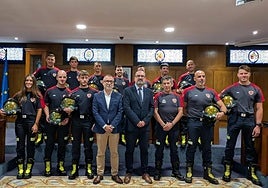 Imagen de los 12 nuevos miembros de los bomberos de Ponferrada, junto a Carlos Cortina, Marco Morala y Olivier Bao.