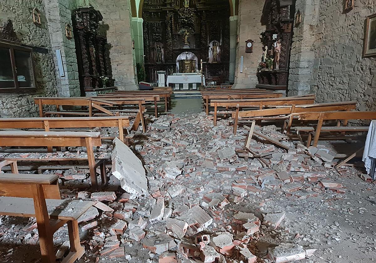 magen de los escombros caídos al desplomarse parte de la cubierta de la iglesia parroquial de Arganza.