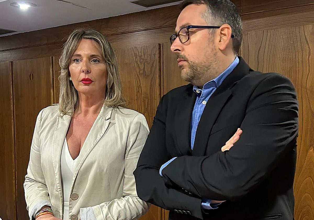 La portavoz municipal de Vox, Patricia González, junto al edil de la formación Gerardo González, al inicio del pleno.