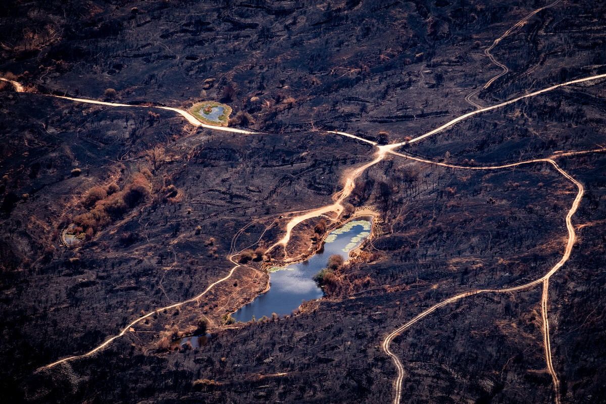 Imagen aérea del territorio calcinado por el fuego en el paraje berciano de Las Médulas.