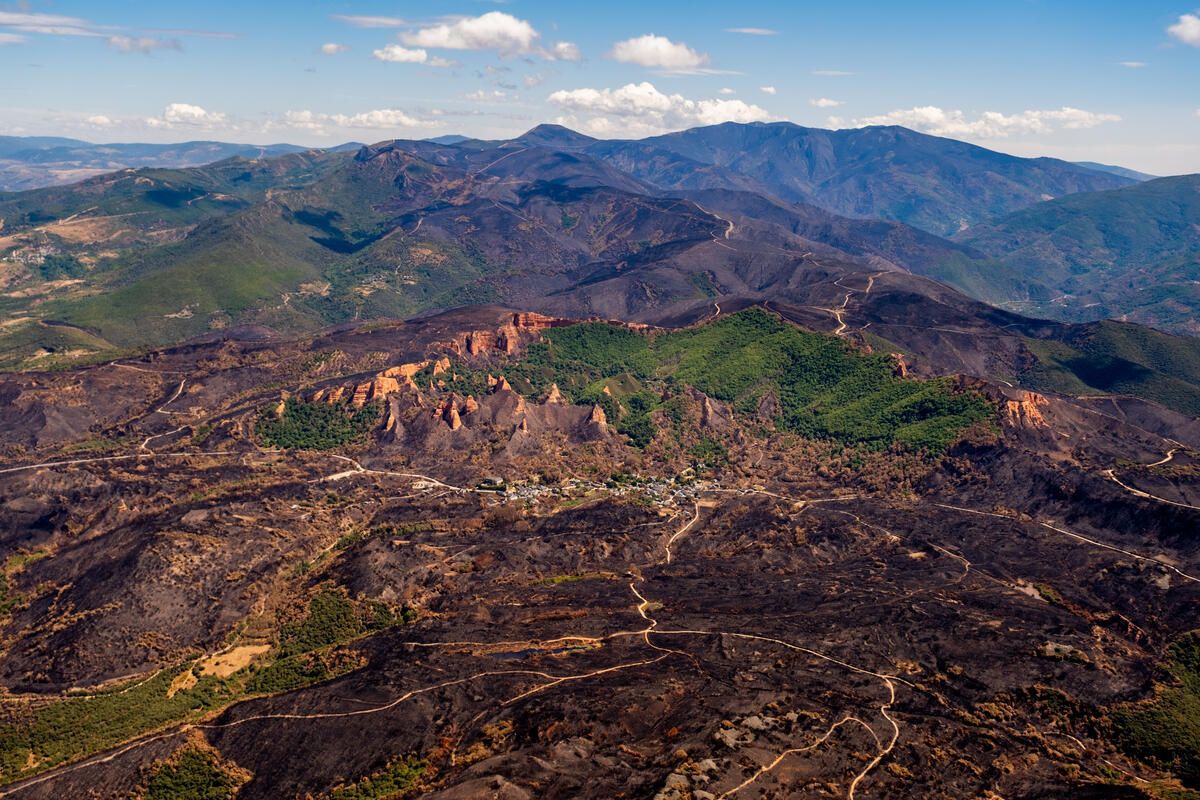 Imagen aérea del territorio calcinado por el fuego en el paraje berciano de Las Médulas.