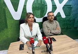 Los concejales de Vox en Ponferrada, Patricia González y Gerardo González, durante su comparecencia.