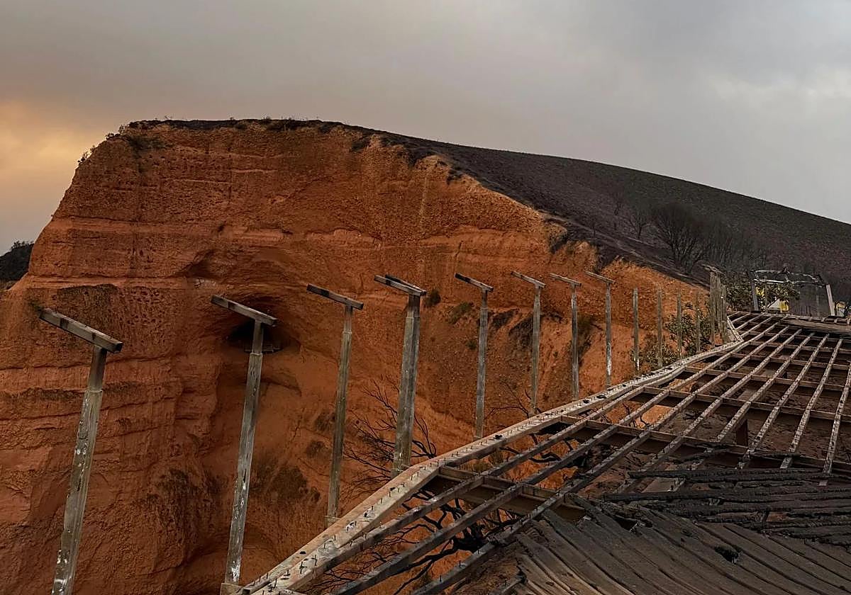 Imagen del mirador de Orellán de Las Médulas calcinado por el fuego.