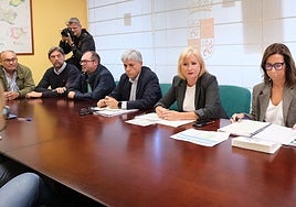 La consejera de Industria, Leticia García, en la reunión con los de la comarca El Bierzo afectados por los incendios.