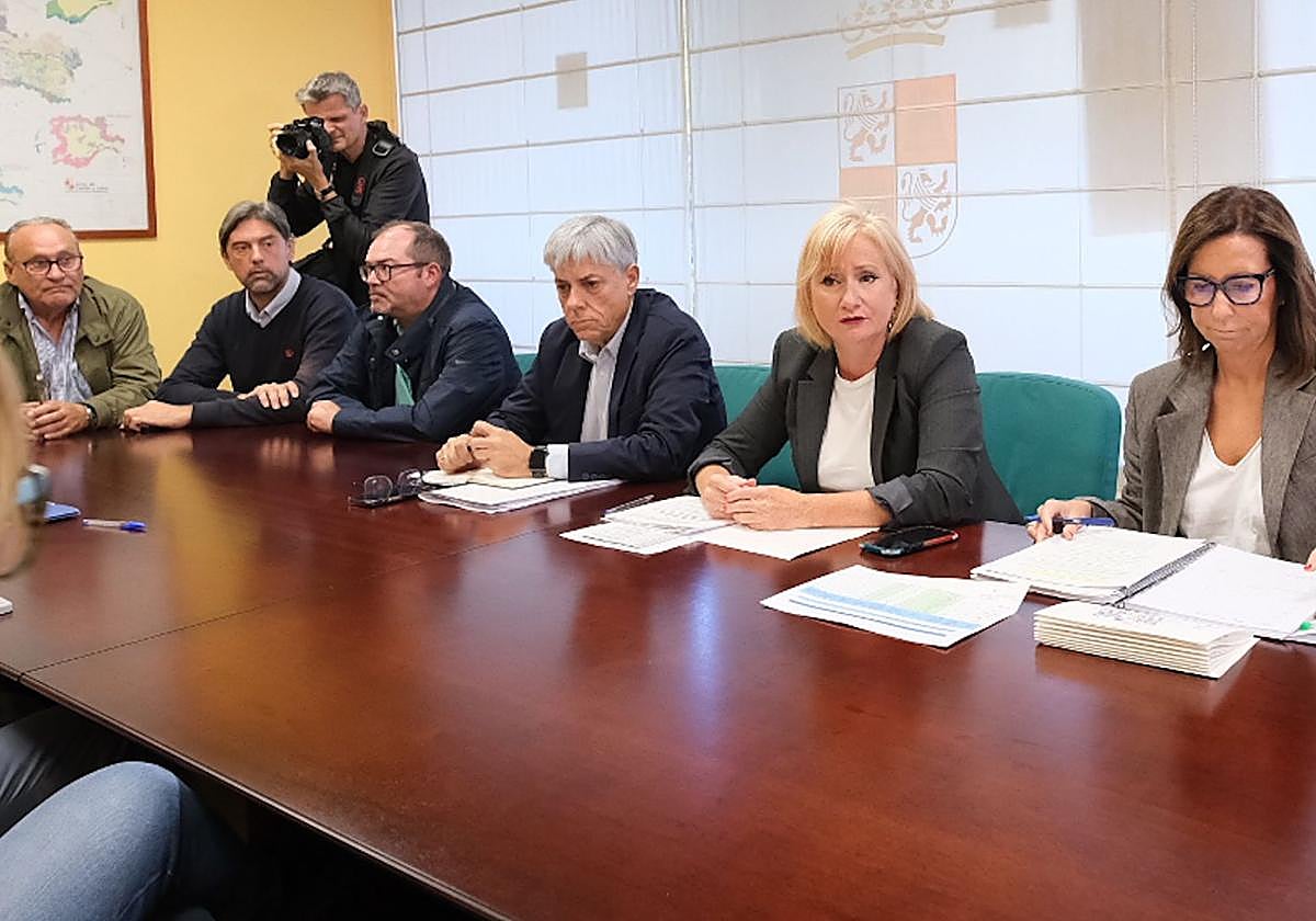 La consejera de Industria, Leticia García, en la reunión con los de la comarca El Bierzo afectados por los incendios.