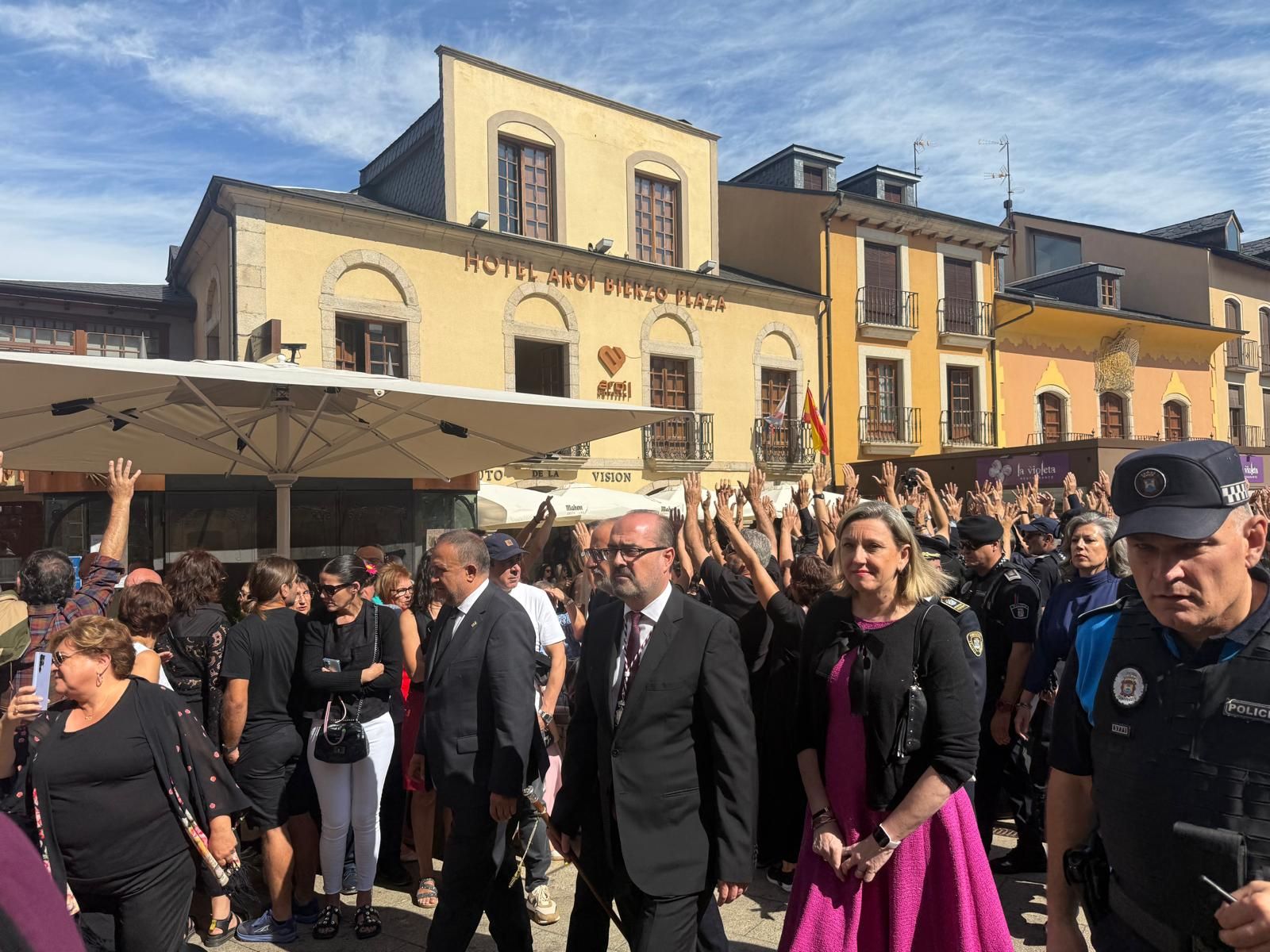Imagen de la concentración ciudadana para protestar sobre la gestión de los incendios en el día de El Bierzo.