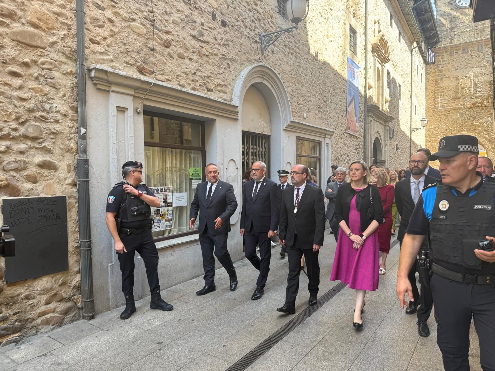 Imagen de las autoridades dirigiéndose hacia la plaza de La Encina