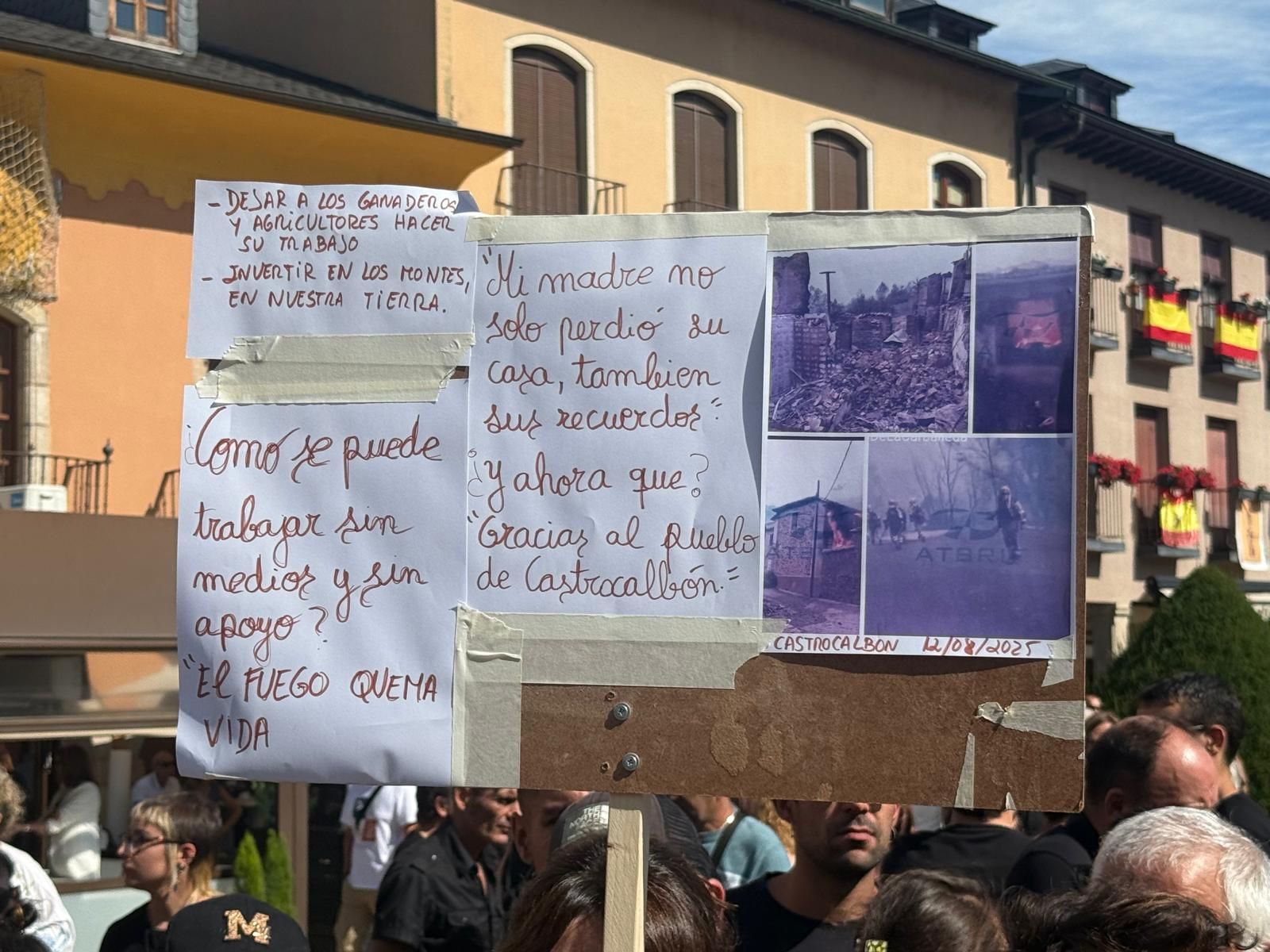 Imagen de la concentración ciudadana para protestar sobre la gestión de los incendios en el día de El Bierzo.