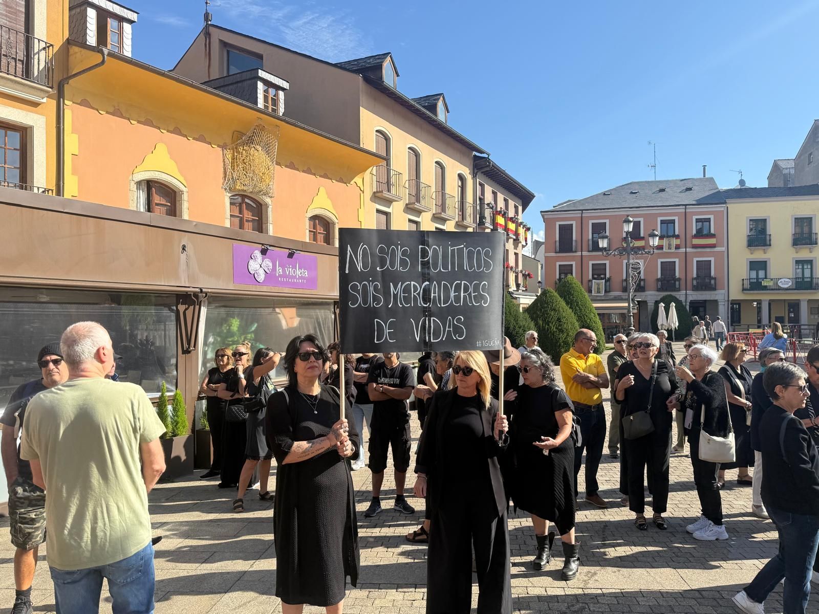 Imagen de la concentración ciudadana para protestar sobre la gestión de los incendios en el día de El Bierzo.