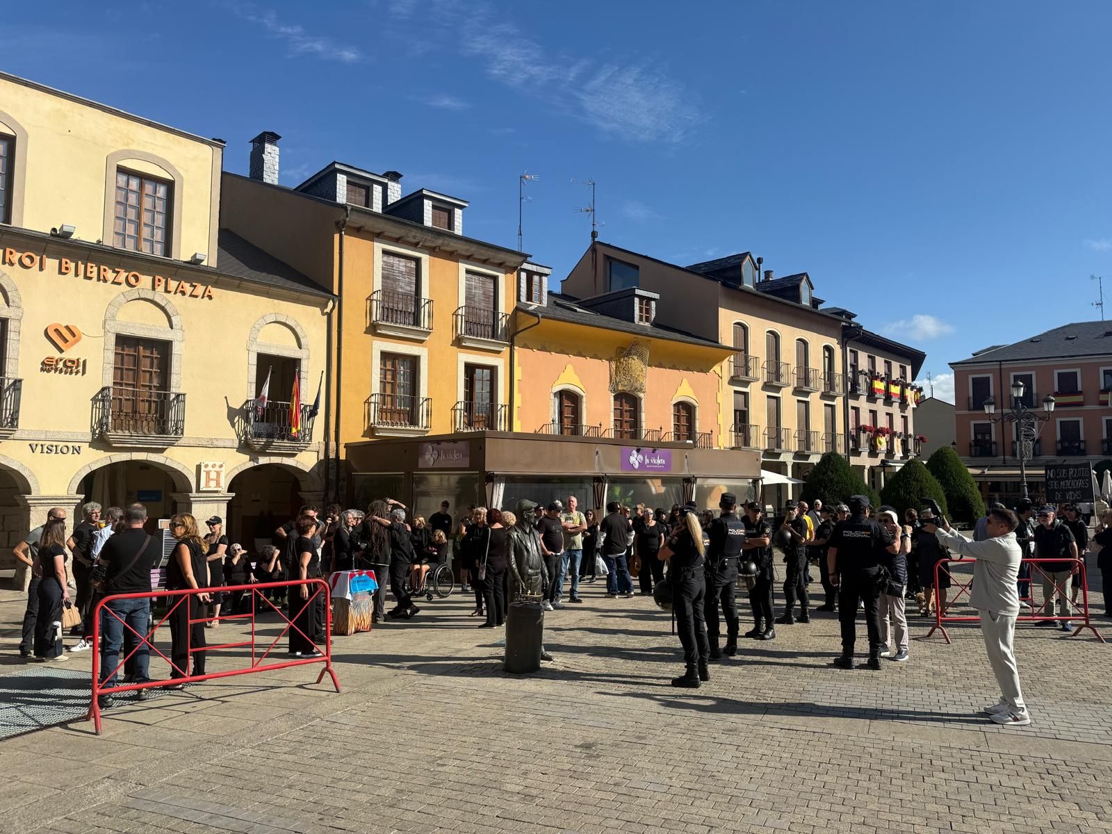 Imagen de la concentración ciudadana para protestar sobre la gestión de los incendios en el día de El Bierzo.
