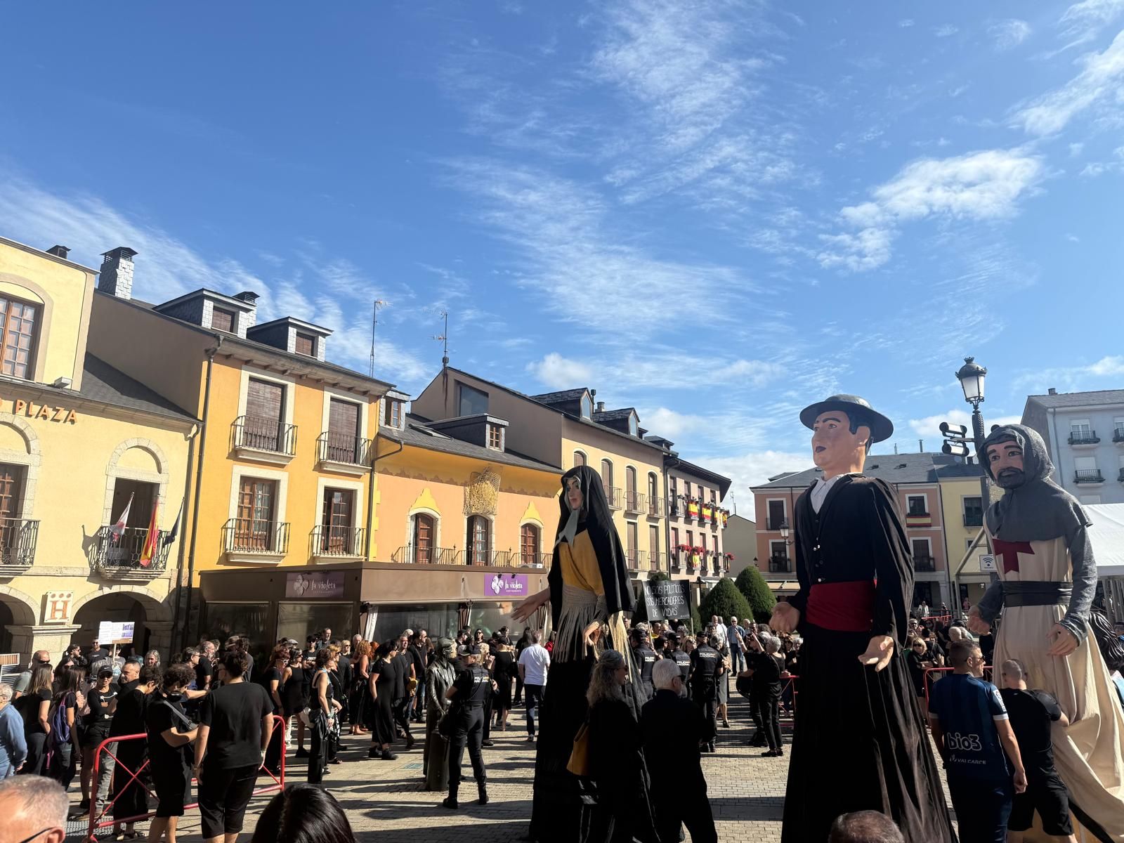 Imagen de la concentración ciudadana para protestar sobre la gestión de los incendios en el día de El Bierzo.